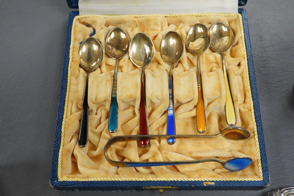 A modern silver mounted rectangular cigarette box, London, 1985, with engraved crest and motto, 15.5cm, together with a silver cigarette case, a George V pierced silver sugar basket with blue glass liner, a cased set of
